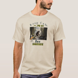 Ruhe behalten und nach dem besten Bigfoot suchen T-Shirt