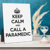 Ruhe behalten und Paramedic anrufen Fotoplatte (Seite)
