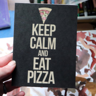 Ruhe behalten und Pizza essen Postkarte