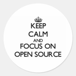 Ruhe behalten und sich auf Open Source zu konzentr Runder Aufkleber