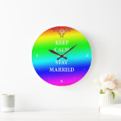 Ruhe behalten und verheiratete Uhr an der Wand ble (Zuhause)