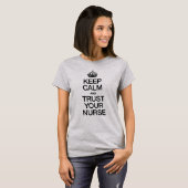 Ruhe behalten und Vertrauen in Ihre Krankenversich T-Shirt (Vorne ganz)