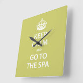 Ruhe behalten und zum Wellness-Center gehen Quadratische Wanduhr (Winkel)