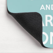 Ruhe bewahren und auf hellblau weiterfahren mousepad (Ecke)