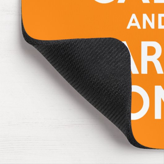 Ruhe bewahren und Orange tragen Mousepad (Ecke)