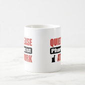 Ruhe-bitte Apotheker bei der Arbeit Kaffeetasse (Mittel)