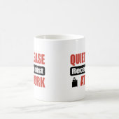 Ruhe-bitte Empfangsdame bei der Arbeit Kaffeetasse (Mittel)