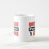 Ruhe-bitte Fußarzt bei der Arbeit Kaffeetasse (Mittel)