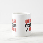Ruhe-bitte Genetiker bei der Arbeit Kaffeetasse (Mittel)