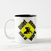Ruhe bitte, Mann bei der Arbeit Zweifarbige Tasse (Links)