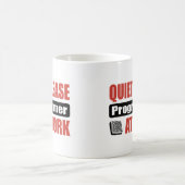 Ruhe-bitte Programmierer bei der Arbeit Kaffeetasse (Mittel)