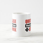 Ruhe-bitte Tierarzt bei der Arbeit Kaffeetasse (Mittel)