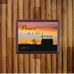 Ruhe in diesem Haus Sonnenuntergang Silhouette Pla Awardplakette<br><div class="desc">Holzwandplakette,  die das Foto eines farbenfrohen Sonnenuntergangs mit Silhouette des Hauses zeigt,  zusammen mit dem Bibelkommentar "Friede sei mit diesem Haus". Ein nachdenkliches Geschenk für Familie und Freunde!</div>