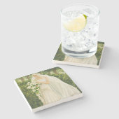 Ruhe in Elfenbein: Eine Braut in einer Gartenträum Steinuntersetzer (Seitenansicht)