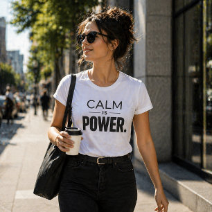Ruhe ist Macht – Moderne stoische Aussage T-Shirt