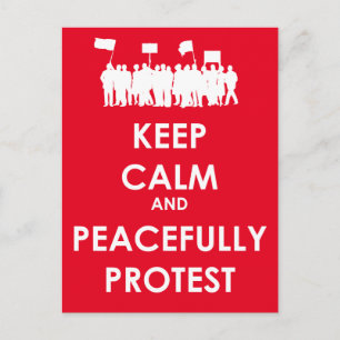 Ruhe und friedlicher Protest behalten (weißer Text Postkarte