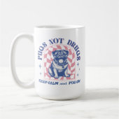 Ruhe und Mops auf Retro-Möpsen behalten Kaffeetasse (Links)