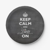 Ruhe und Party auf Chalkboard Funny Holiday behalt Pappteller (Vorderseite)