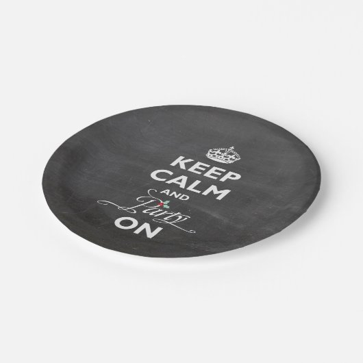 Ruhe und Party auf Chalkboard Funny Holiday behalt Pappteller (Schrägansicht)