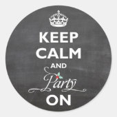 Ruhe und Party auf Chalkboard Funny Holiday behalt Runder Aufkleber (Vorderseite)