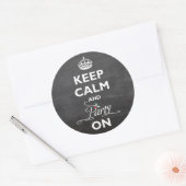 Ruhe und Party auf Chalkboard Funny Holiday behalt Runder Aufkleber (Umschlag)