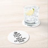 Ruhe und Selbstisolierung behalten Runder Pappuntersetzer (Vor Ort)