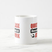 Ruhebitte Herpetologist bei der Arbeit Kaffeetasse (Mittel)