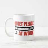 Ruhebitte Herpetologist bei der Arbeit Kaffeetasse (Links)