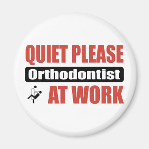Ruhebitte Orthodontist bei der Arbeit Magnet