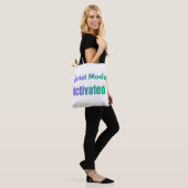 Ruhemodus aktiviert – Fettschriftdesign Tasche (Am Model)