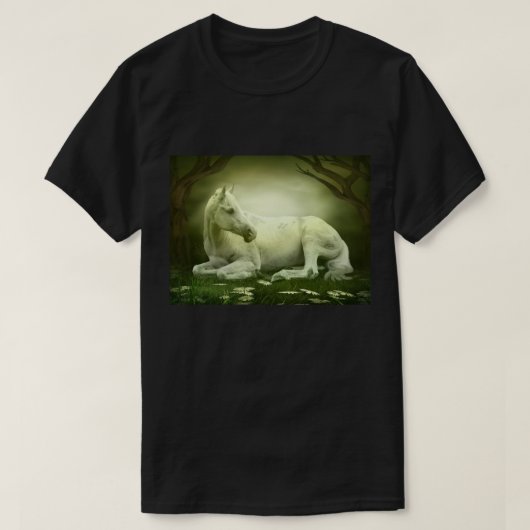 Ruhen des weißen Pferdes im verzauberten Wald T-Shirt (Design vorne)