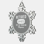 Ruhestand 2022 für Männer - lustiges Geschenk im R Schneeflocken Zinn-Ornament (Rechts)