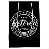 Ruhestand 2025 Nicht mein Problem mehr Ruhestand Mittlere Geschenktüte (Rückseite)