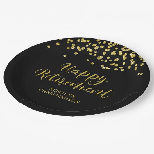 Ruhestand Modern Script Gold Confetti Name Pappteller (Schrägansicht)