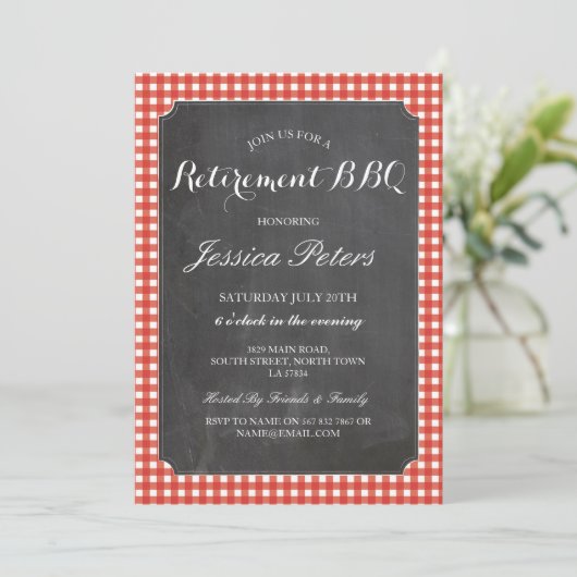 Ruhestand Party Roter Karo Rustikale Kalk GRILLEN Einladung (Stehend Vorderseite)