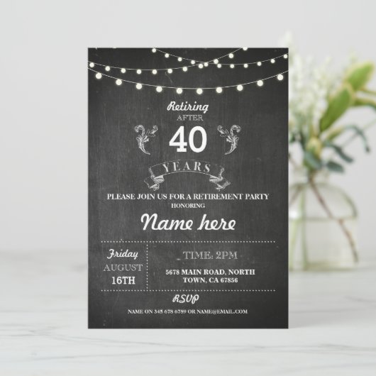 Ruhestand Party Rustic Remüde Chalkboard Einladung (Stehend Vorderseite)