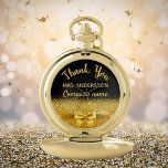 Ruhestand schwarzen Gold Bogen Vielen Dank Taschenuhr<br><div class="desc">Elegant,  klassisch,  glamourös und feminin. Ein Geschenk für eine pensionierte Kollegin A Imitats goldfarbenen Bogen und Band. Schwarzer Hintergrund. Mit dem Text: Vielen Dank,  Vorlagen für einen Namen und Firmennamen.</div>