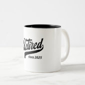 Ruhestand seit 2025 zweifarbige tasse (VorderseiteRechts)