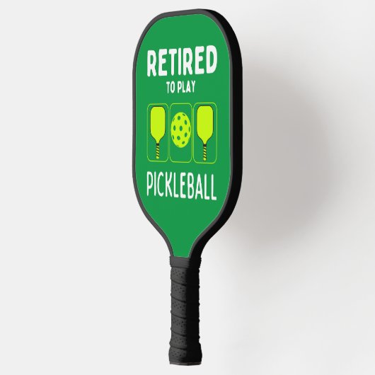 Ruheständig spielen Pickleball Paddle und Ball (Links)