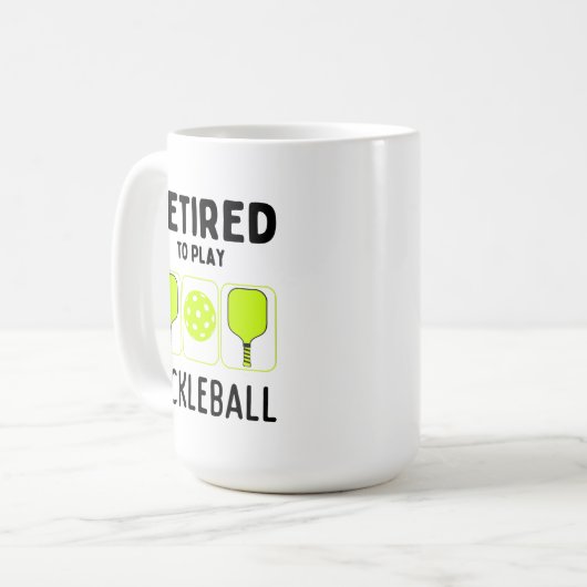 Ruheständig spielen Pickleball Paddle und Ball Kaffeetasse (Vorderseite Links)