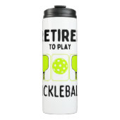 Ruheständig spielen Pickleball Paddle und Ball Thermosbecher (Vorderseite)