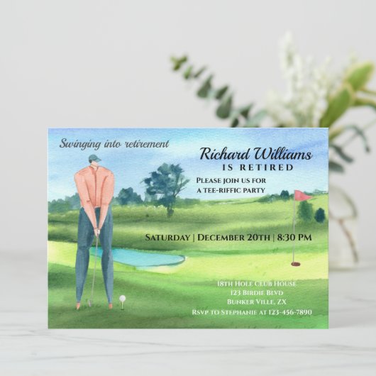 Ruheständiger Golf Man Player Swinging in Retireme Einladung (Stehend Vorderseite)