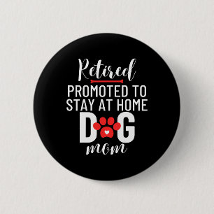 Ruheständlerin, die zum Bleibe bei Zuhause Dog Mo Button