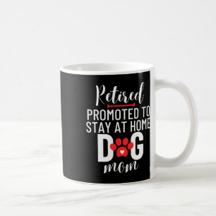 Ruheständlerin, die zum Bleibe bei Zuhause Dog Mo Kaffeetasse