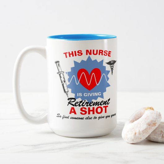 Ruheständlerin gibt Ruhestand einen Shot Funny Pun Zweifarbige Tasse (Mit Donut)