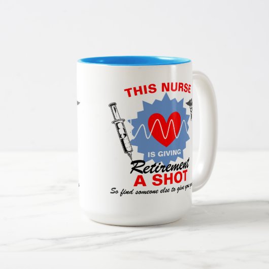 Ruheständlerin gibt Ruhestand einen Shot Funny Pun Zweifarbige Tasse (VorderseiteRechts)
