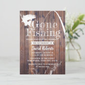Ruheständlerin Gone Fishing Rustic Wood Retirement Einladung (Stehend Vorderseite)