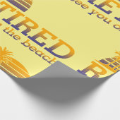 Ruheständlerin sieht Sie auf dem Strandumschlagpap Geschenkpapier