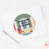 Ruheständlerin. Wir sehen uns am Strand. Runder Aufkleber (Umschlag)