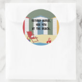 Ruheständlerin. Wir sehen uns am Strand. Runder Aufkleber (Tasche)